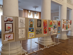 Выставка рисунков и плакатов "Подвигу жить в веках!"